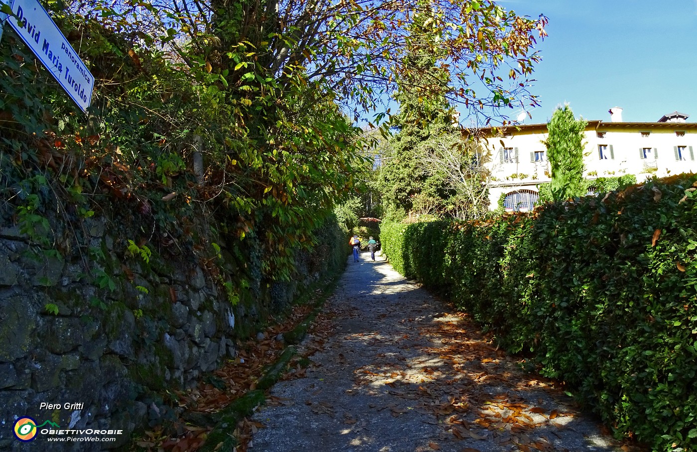 31 La via  panoramica David Maria Turoldo inizia con una ripida strada cementata.JPG -                                